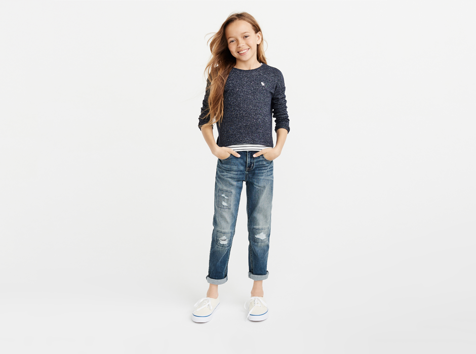  portant un jean et un t-shirt d’abercrombie kids